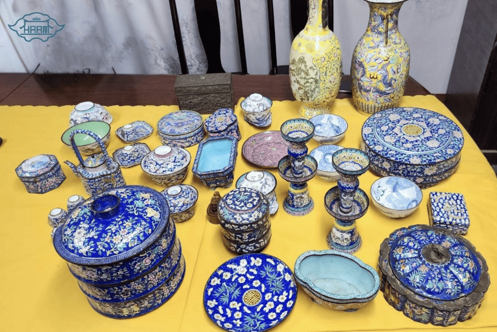 Glazed porcelain originating from various dynasties and countries (Source: Hue Royal Antiquities Museum- Bảo t&agrave;ng Cổ vật Cung đ&igrave;nh Huế)